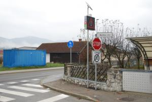 opozorilni znak na križišču Majnikove ulice in Ceste ob železnici